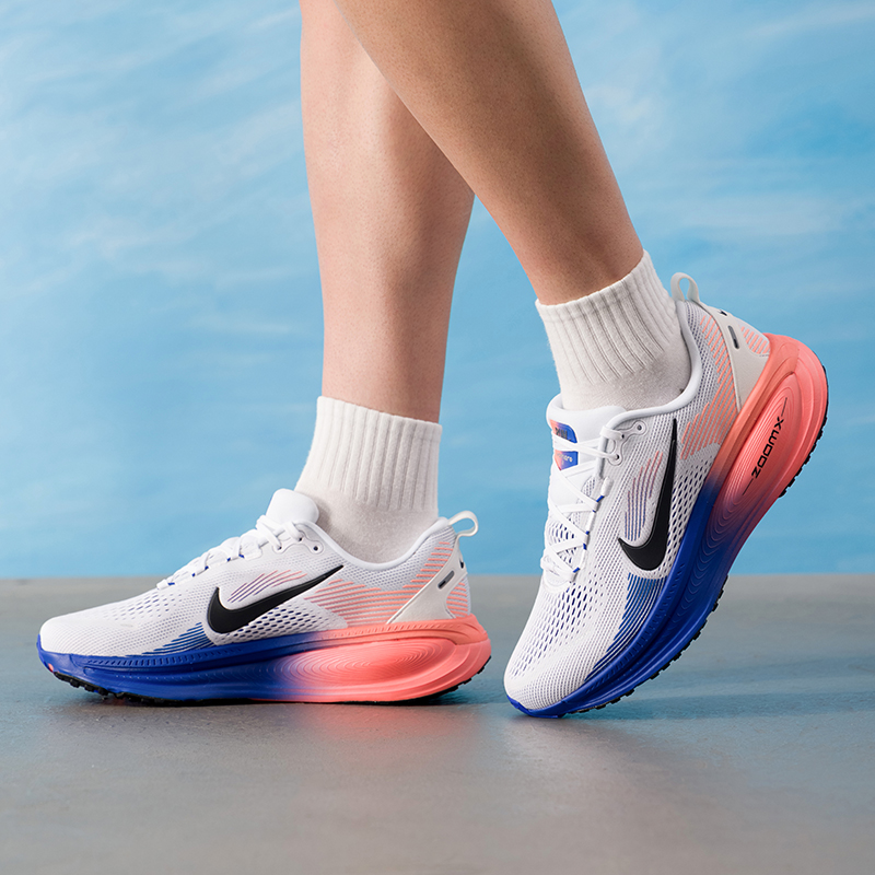 Lightweight Road Running Shoes - NIKE VOMERO 18 HM6803-114 Chaussures de